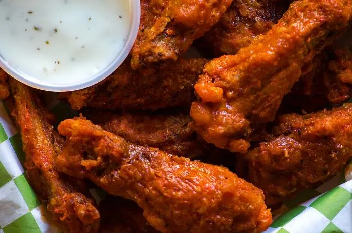 Hot wings with ranch dip