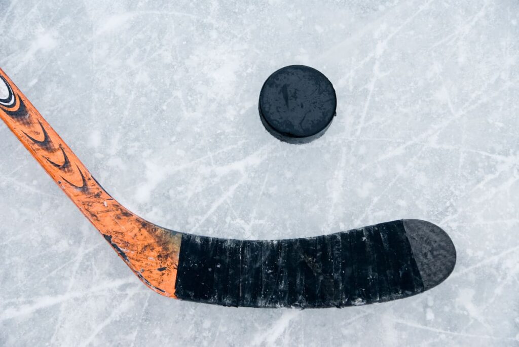 how to tape a hockey stick